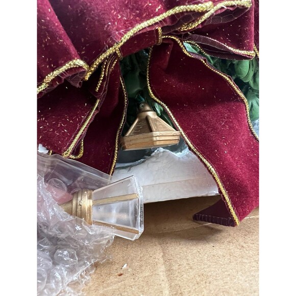 Thomas Kinkade Illuminated "Christmas Village" Wreath - Picture 11 of 12